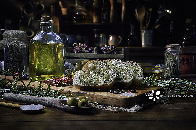 乡村厨房中的橄榄油和大蒜开胃面包切片图片素材