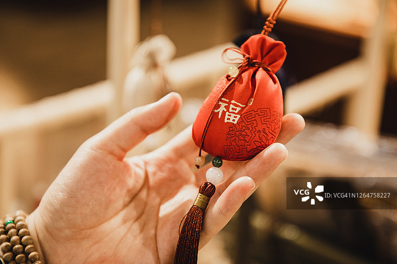 女性手持香薰福袋图片素材