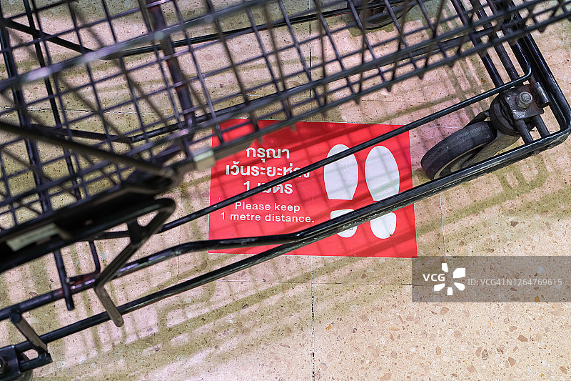 超市地面上的社交距离贴纸图片素材