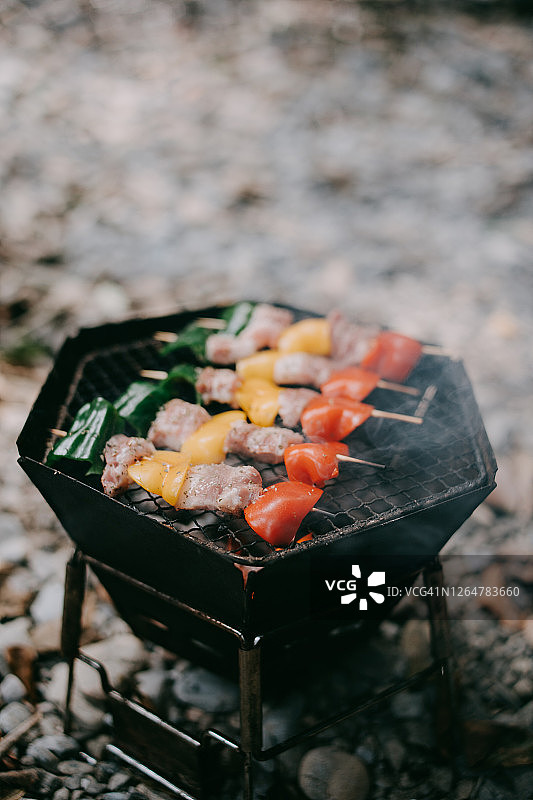 在户外烧烤架上的烤肉和蔬菜串图片素材