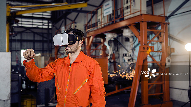 工业4.0：年轻工程师使用头戴式显示器工作图片素材