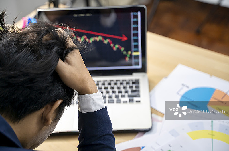 绝望的股票交易员背影图片素材