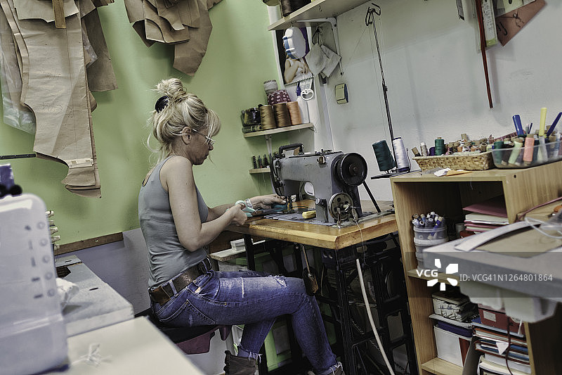 工作中的女裁缝图片素材