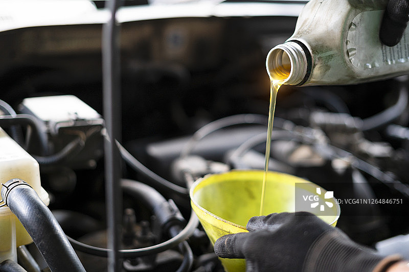 汽车维护：润滑油加油图片素材