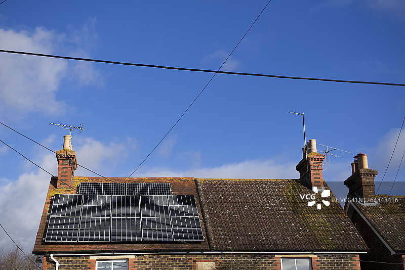 覆盖光伏电池的典型英国小屋屋顶图片素材