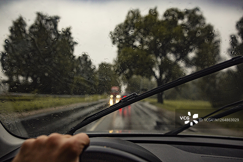 暴雨中驾驶图片素材