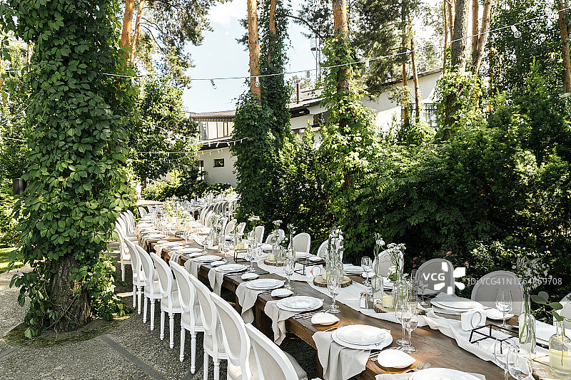 白色乡村婚礼餐桌装饰（库存照片）图片素材