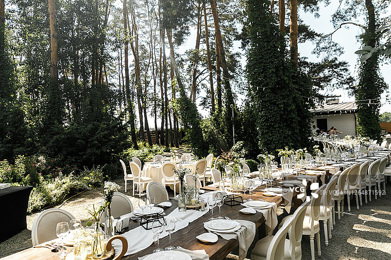 白色乡村婚礼餐桌装饰（库存照片）图片素材