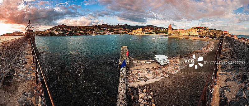 从科利乌尔灯塔拍摄的城市和海岸全景图片素材