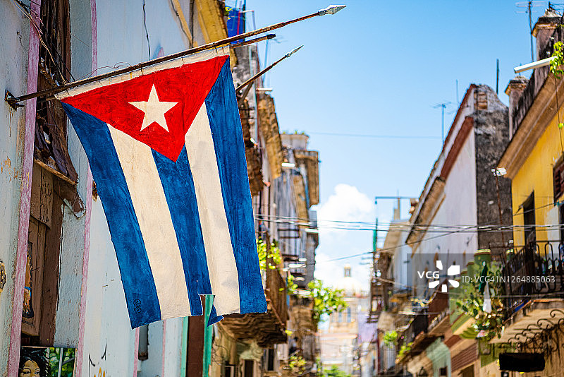 带有古巴国旗的古巴街景图片素材