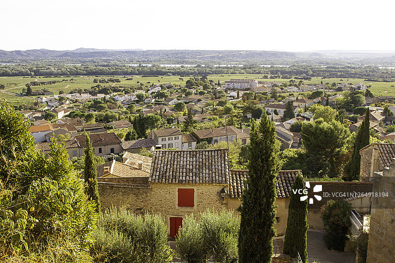 眺望法国罗纳河谷和教皇新堡村图片素材