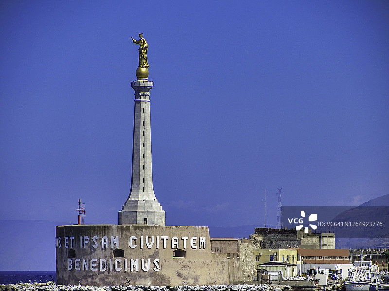 墨西拿港入口处的圣母雕像图片素材