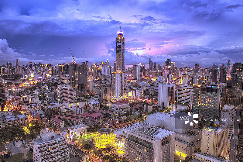 曼谷都会区黄昏日落或夜景地标图片素材