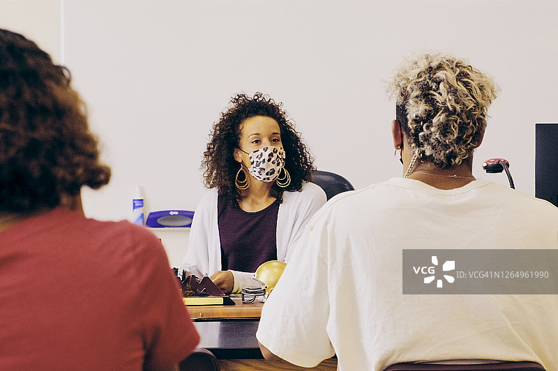 戴着防护口罩的老师和学生图片素材