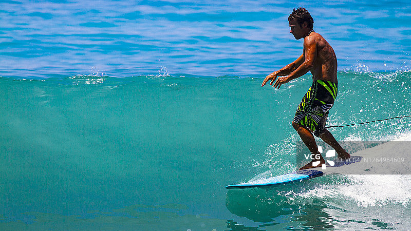 在加勒比海冲浪的海地图片素材