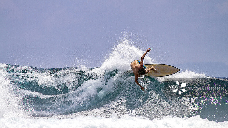 印度尼西亚哈尔马赫拉岛太平洋冲浪图片素材