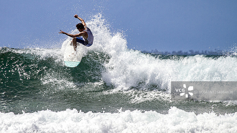 印度尼西亚哈马黑拉岛的太平洋冲浪运动图片素材