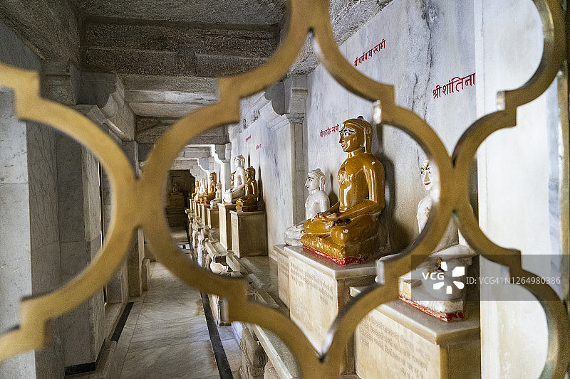 印度拉贾斯坦邦耆那教寺庙中的摩诃毗罗雕塑（广角）图片素材