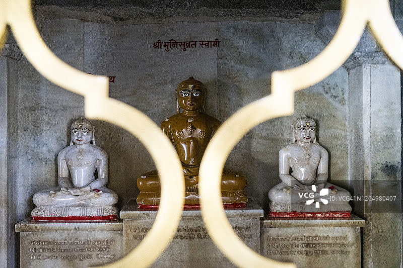 印度拉贾斯坦邦耆那教寺庙中的摩诃毗罗雕塑（广角）图片素材