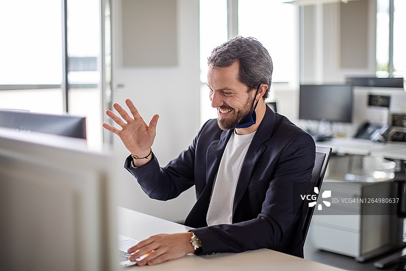 商务人士在工作中参加电话会议图片素材