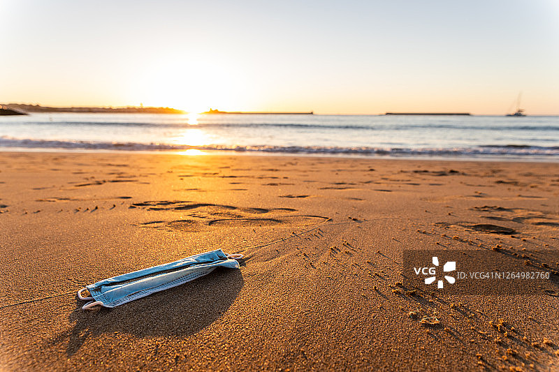 沙滩上的医用防护口罩图片素材