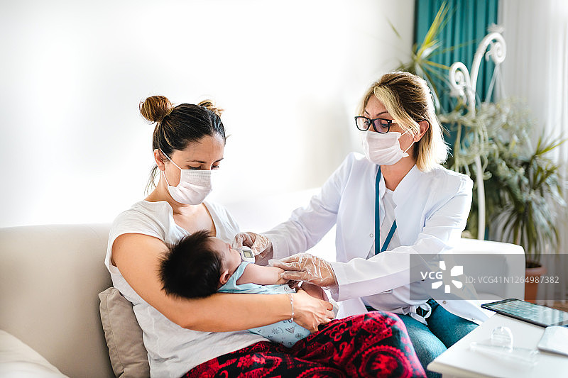 在疫情封锁期间，儿科女医生上门为新生儿检查图片素材