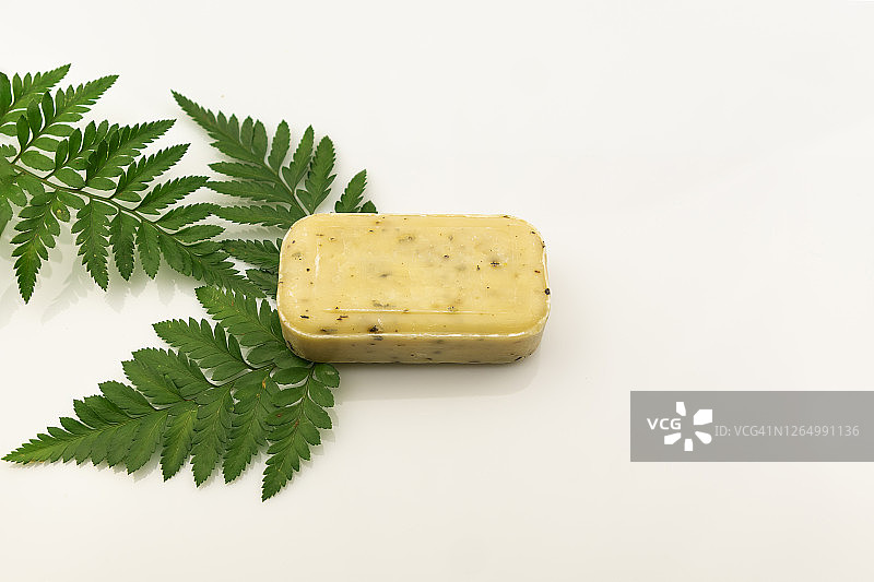 白色背景上的绿叶手工天然香皂，沐浴产品图片素材