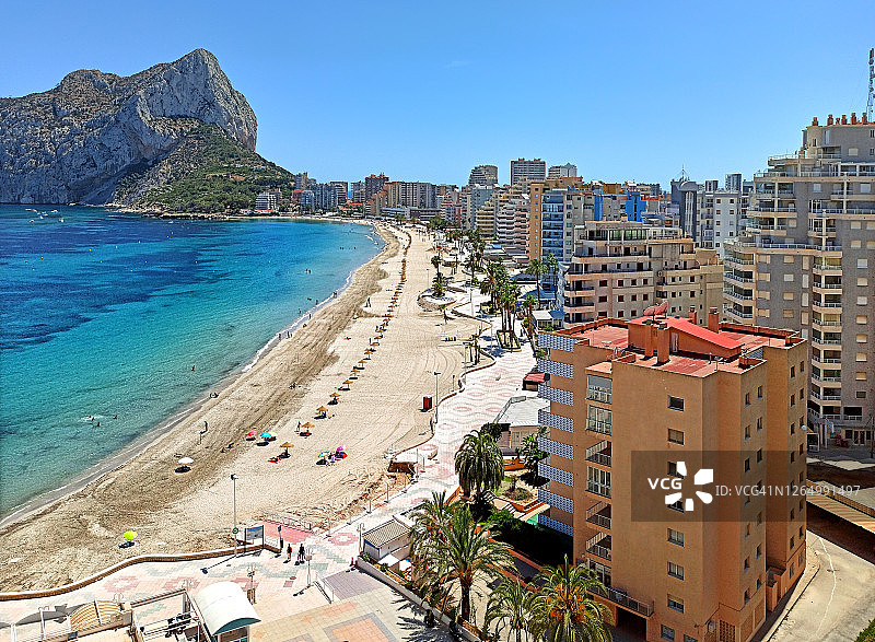 卡尔佩海滩鸟瞰，西班牙阿利坎特省图片素材