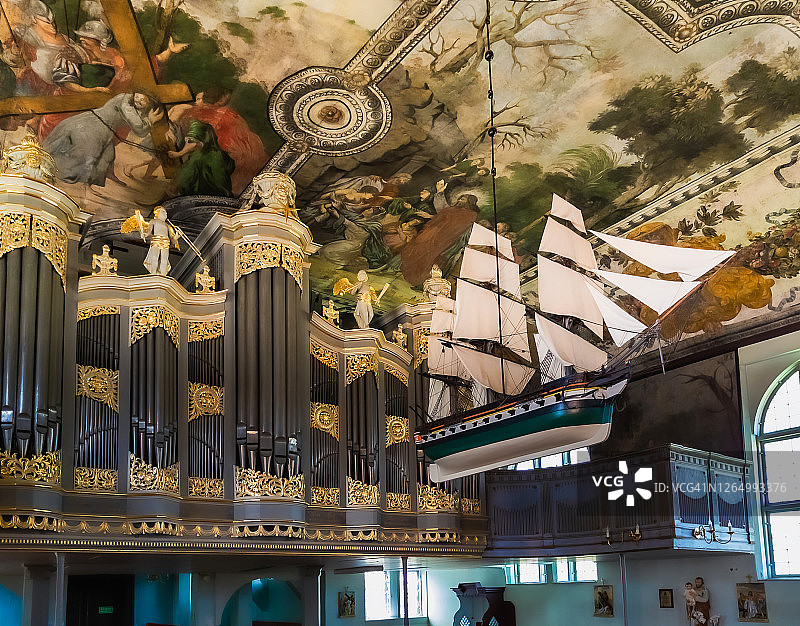 波兰教堂内最大的船模：斯特格纳耶稣圣心教堂悬挂的船模图片素材