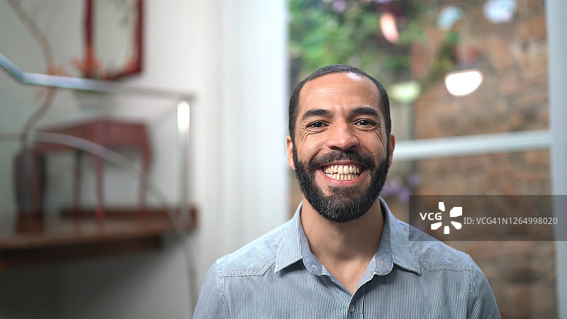 快乐的男人站在家里的肖像图片素材