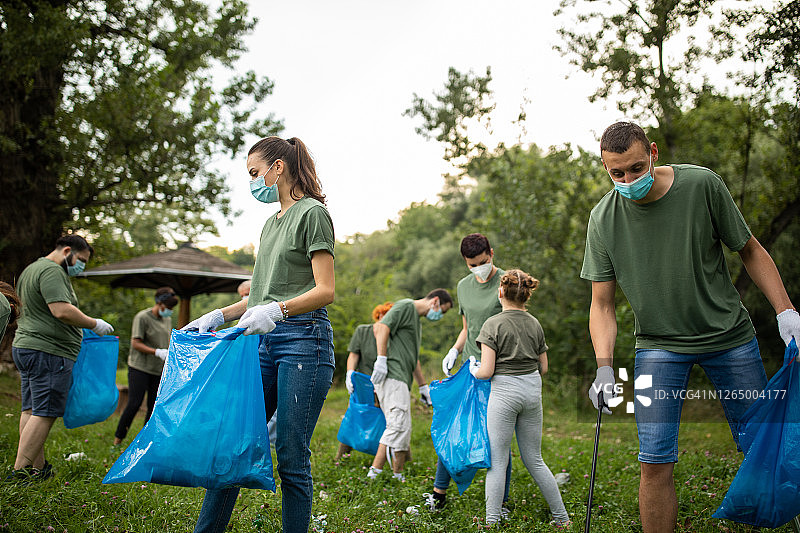志愿者团队共同清理公园图片素材