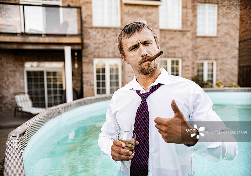 泳池里的年轻寡头图片素材