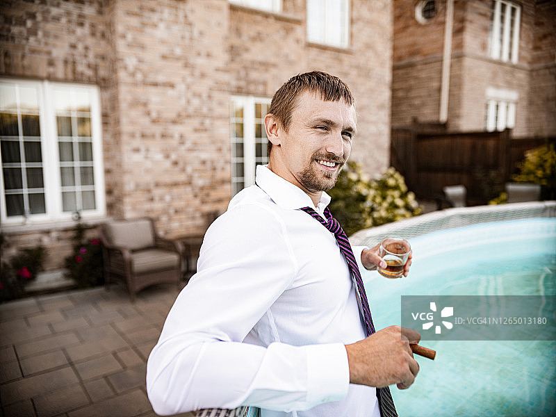 泳池里的年轻寡头图片素材