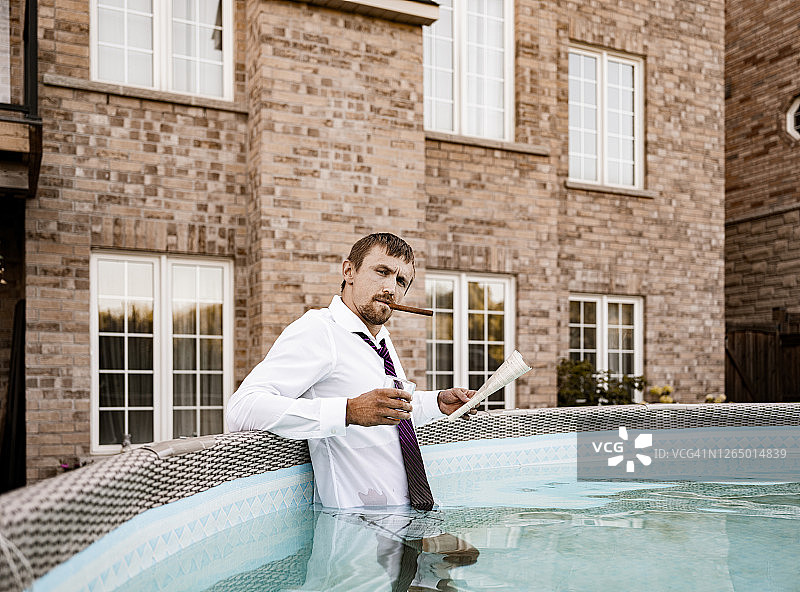 泳池里的年轻寡头图片素材