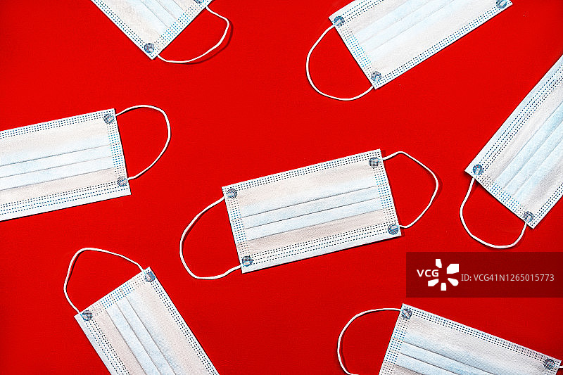 红色背景上的医用口罩图片素材