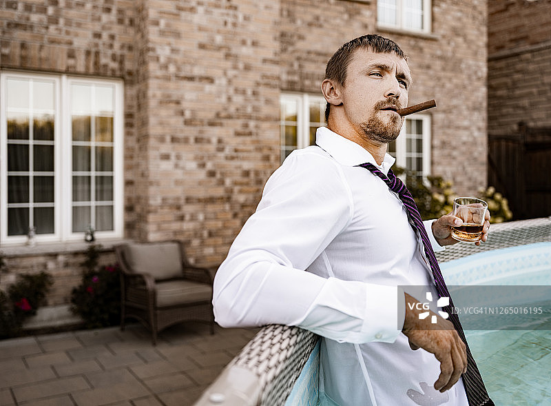 泳池里的年轻寡头图片素材