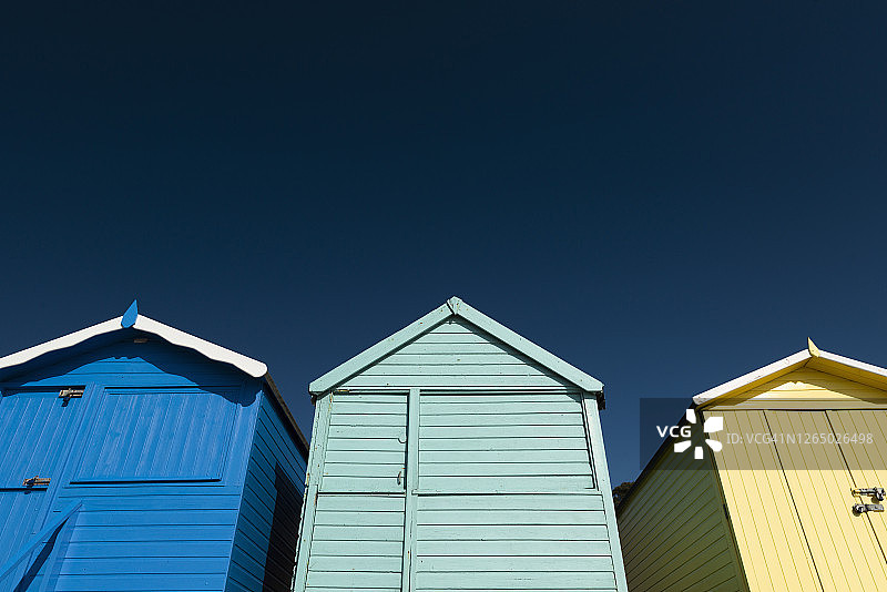 英格兰海边典型的彩色海滩小屋图片素材