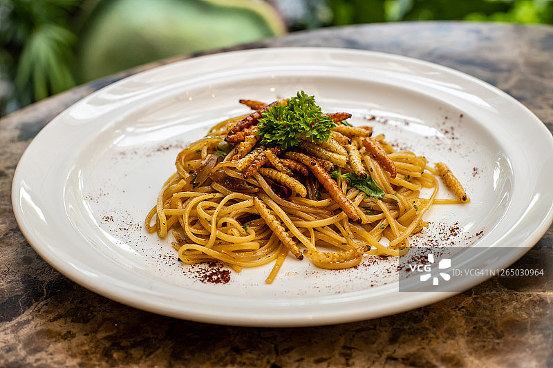 用幼虫制作的意面图片素材