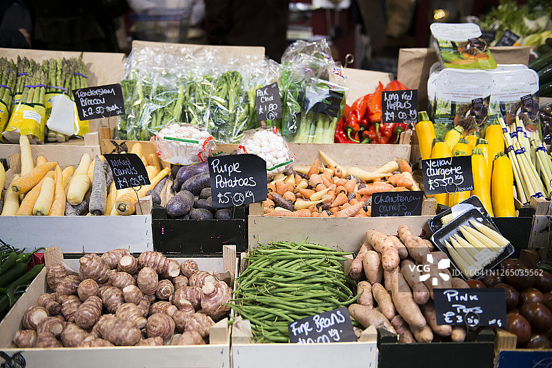 市场摊位上展示的有机蔬菜图片素材