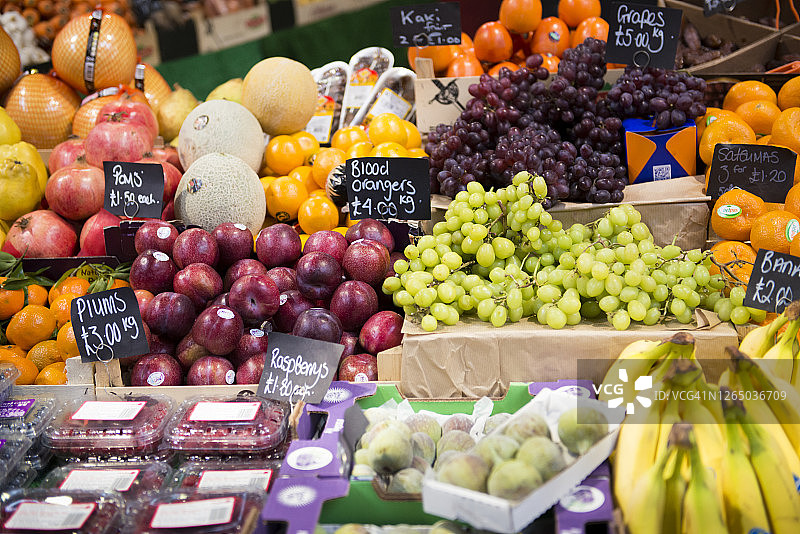 博罗市场摊位上展示的各种新鲜水果图片素材