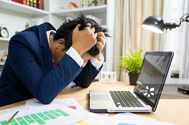 疫情期间因过度支付和公司破产而面临财务问题的商人图片素材