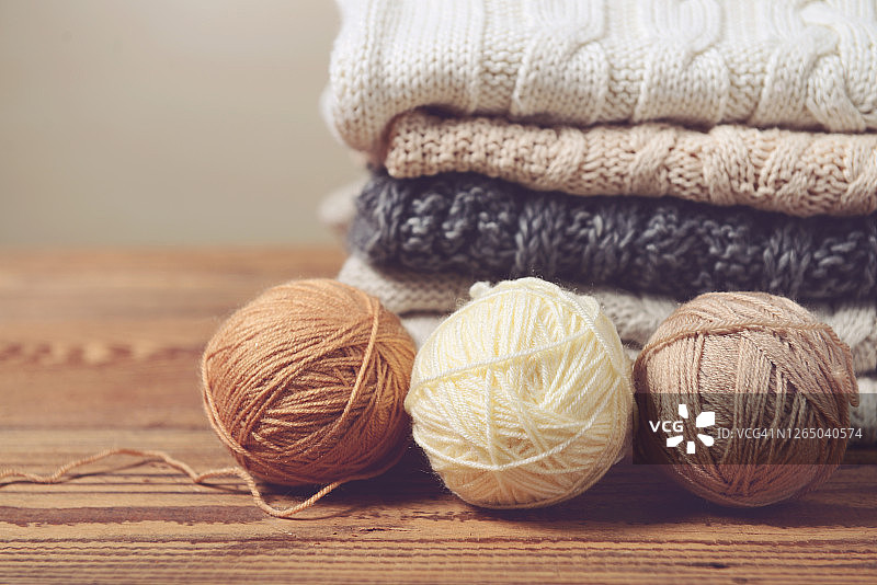 木桌上堆叠的毛衣图片素材