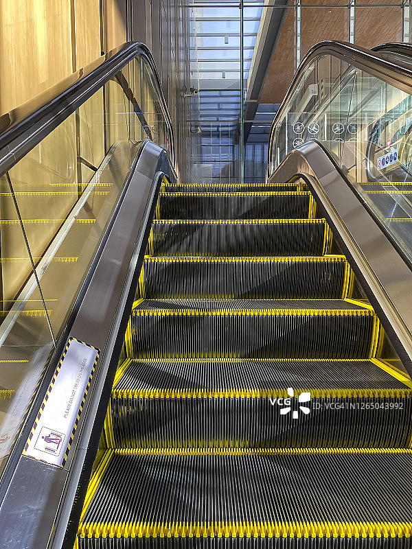 黄色室内自动扶梯图片素材