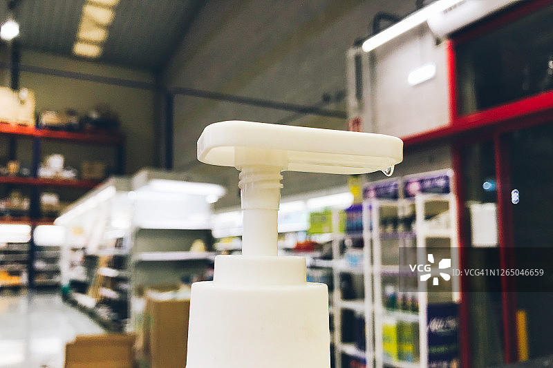 公共场所的凝胶容器分配器图片素材