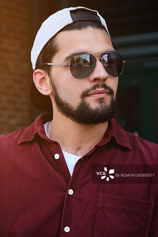 戴眼镜的严肃年轻人肖像图片素材