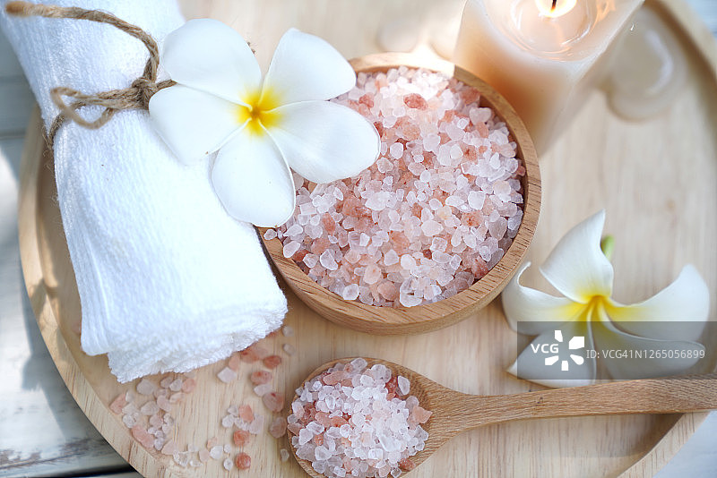 碗中喜马拉雅粉红盐和美容Spa产品的高角度景观图片素材