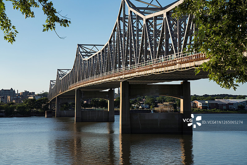 跨越伊利诺伊州皮奥里亚伊利诺伊河的桥梁图片素材