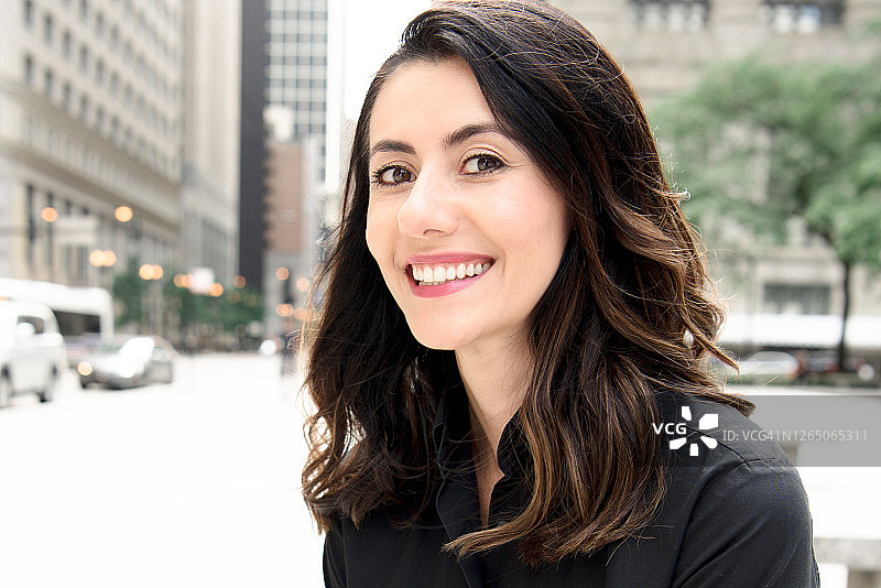 城市中一位年长女主管的头像图片素材