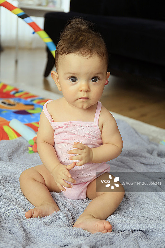 坐在客厅里的可爱女婴肖像图片素材
