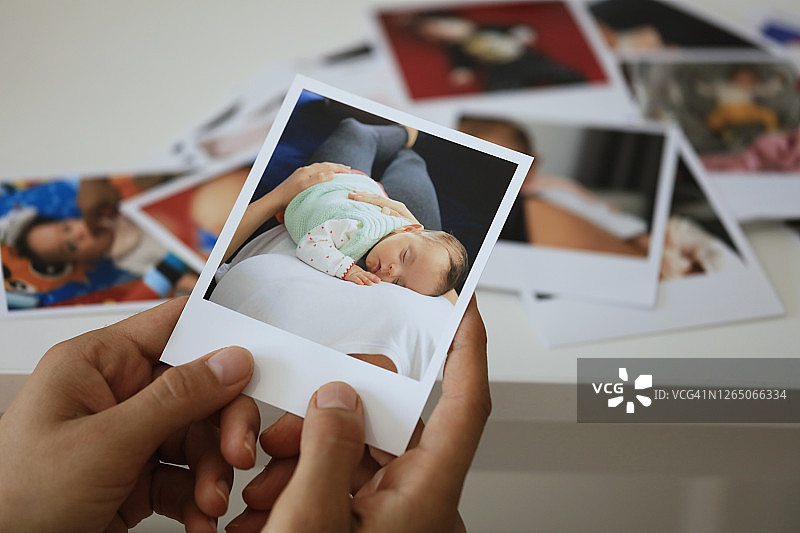 手持即时照片图片素材